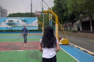 多少男士自叹不如！篮球网红小姐姐王露已练成垫投三分5连中😨